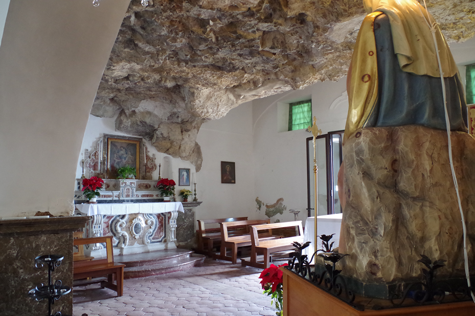 inside church madonna rocca